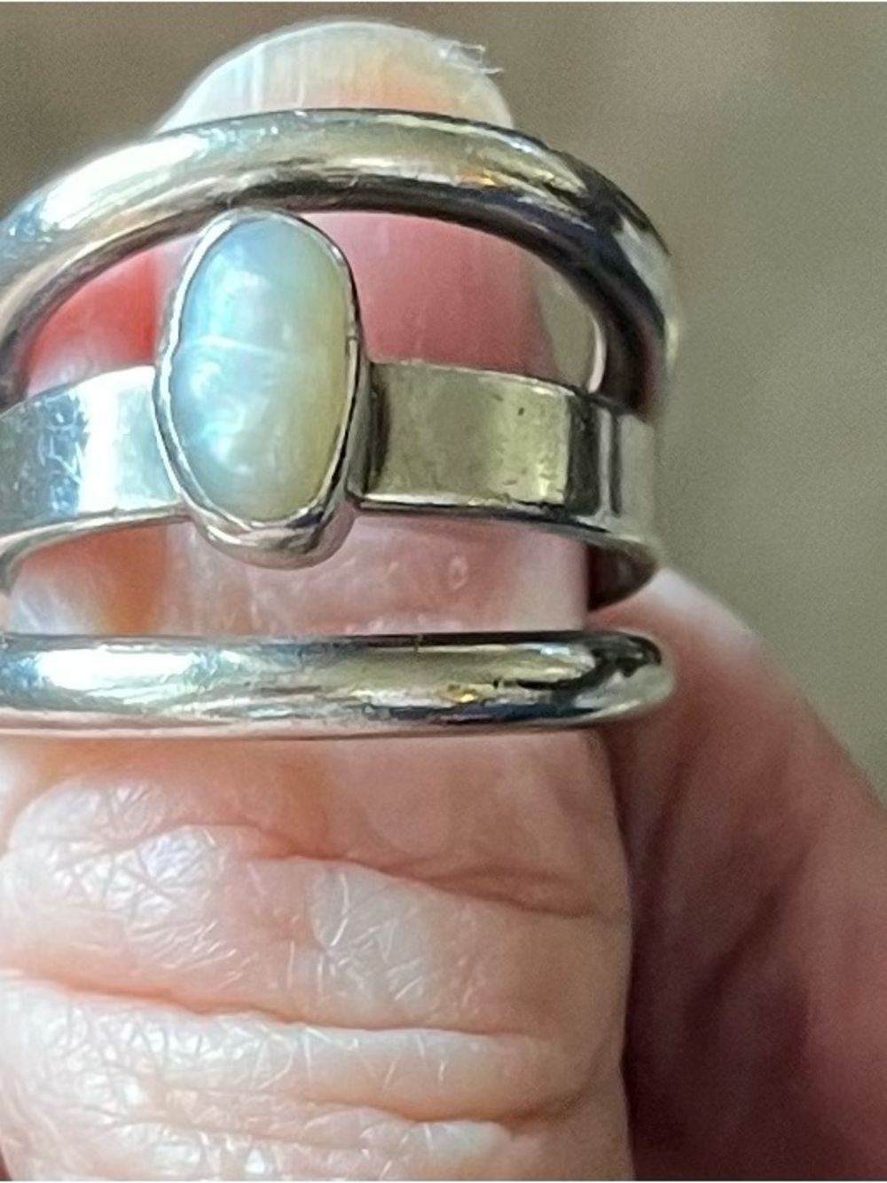 Lilly Barrack Sterling .925 Freshwater Pearl Ring
Unique split shank band - Picture 6 of 10